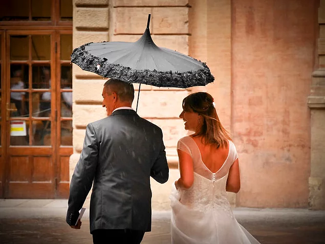Тот, кто сказал, что дождь в день вашей свадьбы - это удача, просто пытался успокоить встревоженную невесту
