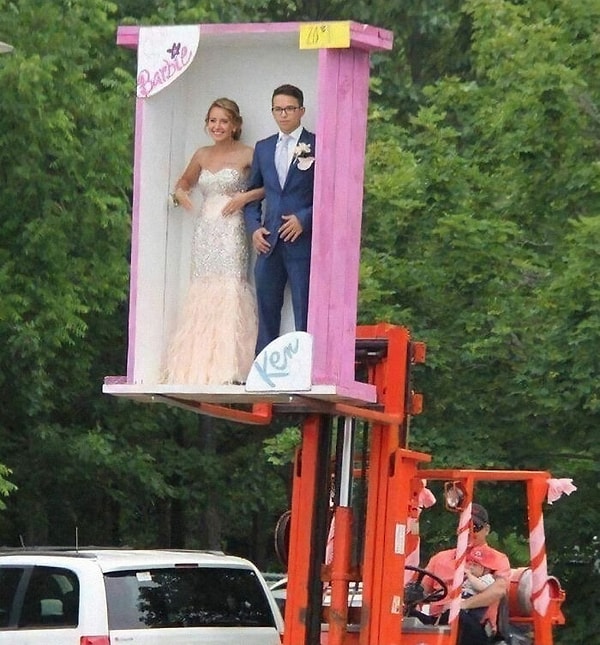 7. Кен и Барби собрались на выпускной. Главное не разбить лица по дороге туда