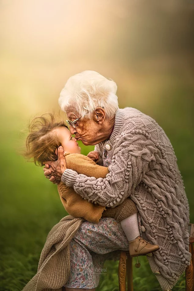 20 фото, на которых изображены самые теплые и счастливые моменты общения бабушек и дедушек с внуками