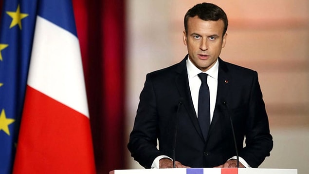 Geçtiğimiz yıllarda Charlie Hebdo dergisinin Muhammed Peygamber karikatürü yayınlamasının ardından Fransa'da çeşitli olaylar olmuş ve olaylardan sonra da Macron, karikatürlerin İslam dünyasında yanlış anlaşıldığını söylemişti.