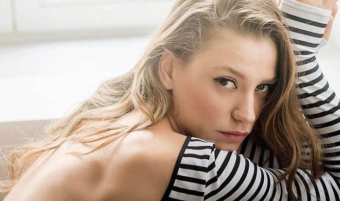 Serenay Sarıkaya'dan Olay Yaratan Göğüs Dekolteli Poz! Kısa Sürece Binlerce Yüz Binlerce Beğeni Aldı