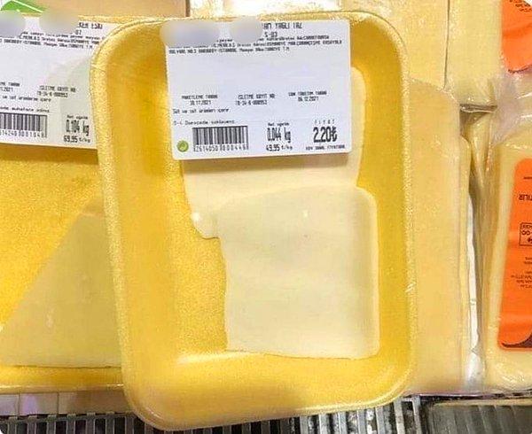 Şimdilerde ise bu görsel sosyal medyada viral oldu. Dilim dilim satılan peynirin 2 diliminin 2.20 TL olması hepimizin canını epey sıktı.