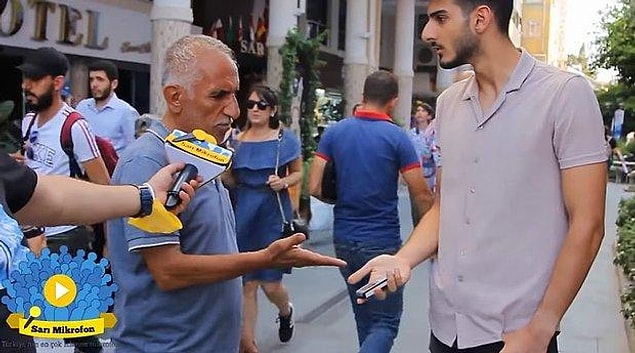 Sürekli sosyal medyada yayınlanan sokak röportajlarında telefondan ekonomik analiz yapan "Çıkar bakayım telefonunu" diyen dayılara denk geliyoruz.
