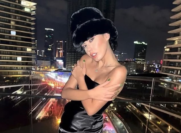 Bahar Candan, "Ben daha güçlüyüm ondan. Gencim, ünlüyüm, insanlar beni tanıyorlar. Bence güç bu. Benim yapabileceklerim onun yapabileceklerinden daha fazla. O da bunu bildiği için bana aşıktı zaten." diyerek cevap verdi.