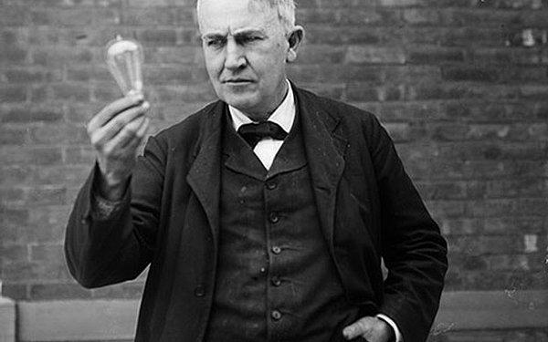 1880'lerin başında, Edison'un şirketleri Avrupa'ya doğru genişliyor ve Tesla gibi genç adamlar arıyorlardı. Tesla'yı Amerika'ya çeken Edison için çalışma vaadiydi ancak sonunda kendi işini kurmak için Edison'un yanından ayrılmaya karar verdi.