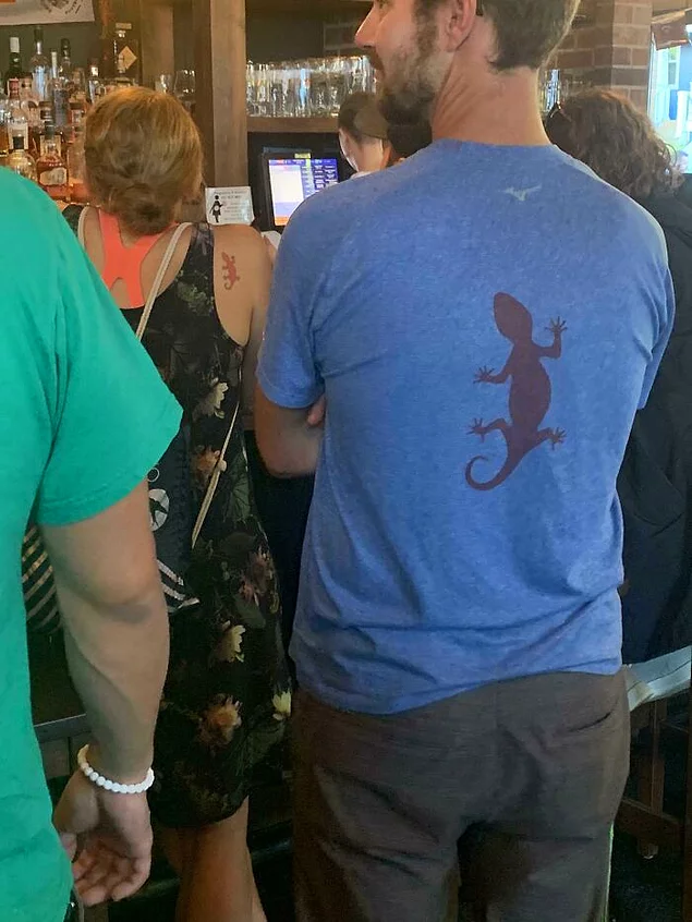 У этой женщины есть татуировка на плече, точно такая же, как рисунок на рубашке этого парня