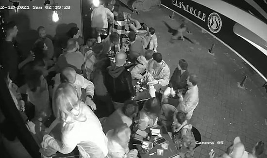 Kadıköy'de 'Ben Superman'im Diyerek İnsanların Oturduğu Masaların Üzerine Atlayan Adam