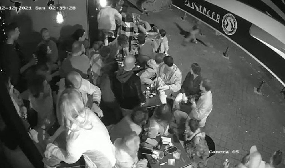 Kadıköy'de 'Ben Superman'im Diyerek İnsanların Oturduğu Masaların Üzerine Atlayan Adam