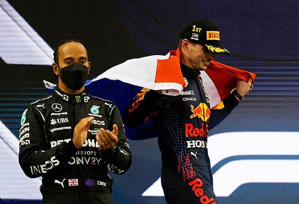 Formula 1'de sezonu Max Verstappen'in ardından ikinci sırada tamamlayan İngiliz pilot Lewis Hamilton, resmen şövalyelik unvanını aldı.