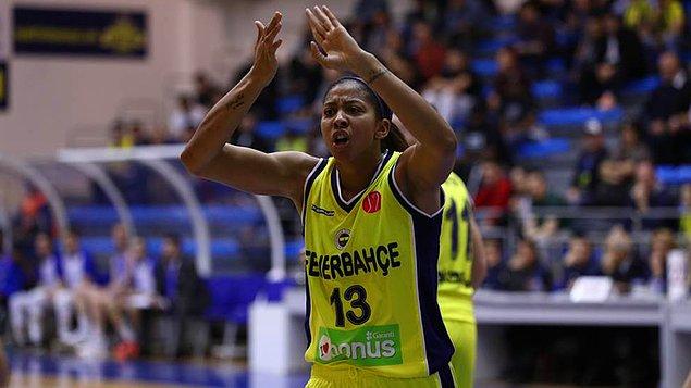 Dünyanın en iyi kadın basketbolcuları arasında gösterilen ve daha önce de Fenerbahçe'de forma giyen basketbolcu Candace Parker, NCAA'de smaç basan ilk kadın basketbolcu unvanına sahip başarılı bir basketbolcu.