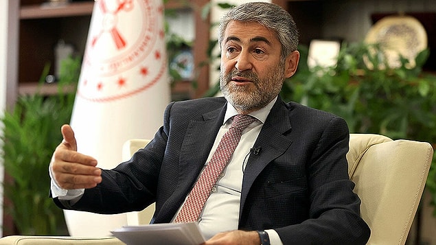 9. Nureddin Nebati, TRT sunucusunun son mevduat uygulamasının ardından sonuçlara dair rakamlarını sorması üzerine, 'Gözlerime bakar mısınız? Ne görüyorsunuz? Ekonomi rakam işidir. Ekonomi gözlerdeki ışıltıdır' diye yanıt verdi.