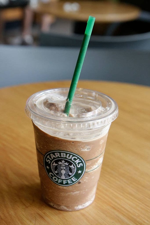 14. «Я супервайзер Starbucks. Здесь нет секретного меню, и мы не обучены готовить эти вирусные в TikTok напитки. Бариста может знать некоторые из наиболее распространенных, например, Candy Frap, но не рассчитывайте особо на это. Если вы хотите, чтобы мы приготовили что-то «вне меню», вам надо дать нам рецепт. Кстати, многие из этих напитков также основаны на сезонных ингредиентах, поэтому у вас должен быть резервный вариант».