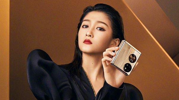 Bugün dünyaca ünlü moda dergisi Harper's Bazaar, Weibo'da Çinli aktris ve şarkıcı Guan Xiaotong'un elindeki telefonun çeşitli açılardan çekilmiş fotoğraflarını yayınladı.