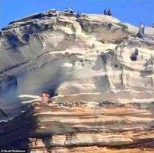 11. Avustralya'nın Sidney şehrinde bulunan ünlü turist mekanlarından biri Bondi Kayalıkları, akılalmaz bir görüntüye şahit oldu. Herkesin gözü önünde cinsel ilişkiye giren bir çift, Facebook'ta ifşalandı.