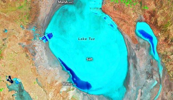 5. ABD Havacılık ve Uzay Dairesi NASA, Tuz Gölü'nde kuraklığın yıllar içinde neden olduğu değişimi gösteren uydu görüntülerini paylaştı. Gölün bazı yaz mevsimlerinde tamamen kuruduğuna dikkat çekilen paylaşımda göldeki suyun giderek azaldığı belirtildi.