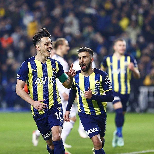 13. dakikada kazanılan penaltıda Mesut Özil hata yapmadı ve Fenerbahçe'yi 1-0 öne geçirdi.