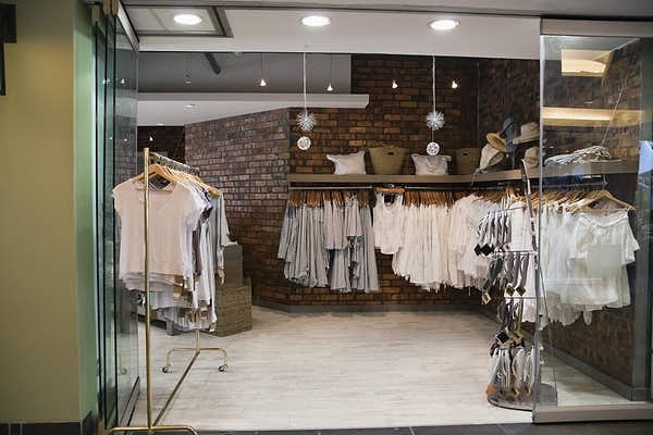 4. «Стирайте всю свою новую одежду перед тем, как надеть ее. Вы не знаете гигиены тех, кто ее примерил или надевал и возвращал. Вы также не знаете, что было рядом с этой одеждой в транспортном контейнере, чем она могла быть распылена или промыта на фабрике, или сколько раз она был на полу склада. Я съеживаюсь, когда вижу, что кто-то надевает предмет одежды, только что купленный в магазине".