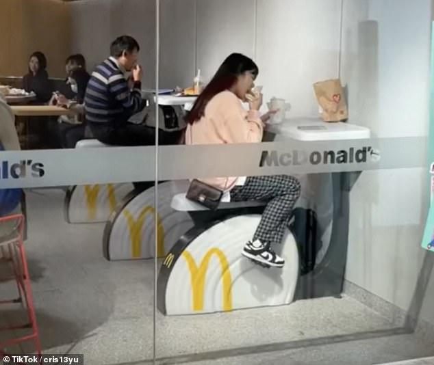 В китайском McDonald’s появились велотренажеры для посетителей, которые хотят сжигать калории по мере их потребления