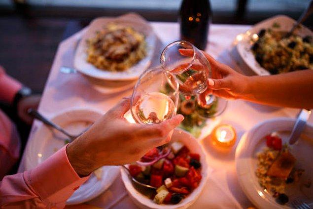 4. Romantik bir akşam yemeğine ne dersiniz?