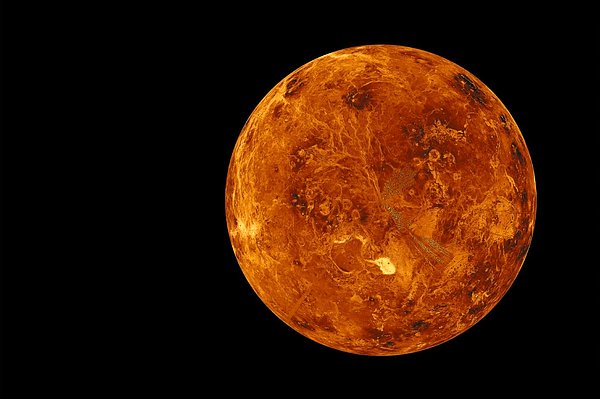 Karbondioksit ile kalın bir atmosfere ve kurşunu eritecek kadar sıcak bir yüzeye sahip olan Venüs, bildiğimiz şekliyle yaşamın olmadığı, kavrulmuş ve boğucu bir çorak araziye benzetiliyor.