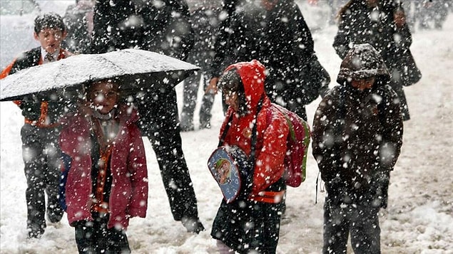 Konya'da hafta sonundan itibaren etkili olan kar yağışı nedeniyle 3 ilçede ilk ve orta dereceli okullarda yüz yüze eğitime 1 gün daha ara verildi.