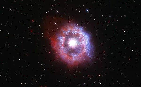 NASA'nın Hubble Uzay Teleskobu tarafından görüntülenen Karina takımyıldızındaki galaksimizin en parlak yıldızlarından biri