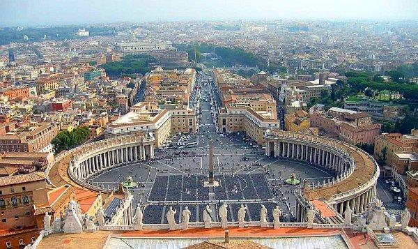 13. Dünyadaki en küçük ülke İtalya'da bulunur. Yanlış duymadınız, nüfusu yaklaşık bin kişi olduğu tahmin edilen Vatikan, ülkenin tam göbeğinde yer alan ayrı bir ülke kabul edilir!