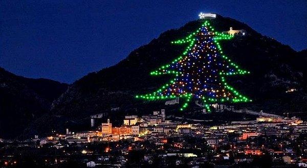 16. 750 metre büyüklüğüyle dünyanın en büyük Noel ağacı kabul edilen 'Gubbio' İtalya'da yer alır.