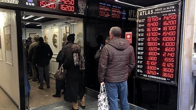 Geçtiğimiz günlerde 17 lira bandına kadar çıkan dolar. Erdoğan'ın Yeni Mevduat Planı açıklamaları ve pek çok iddiaya göre yurt dışından dolar satışlarıyla birkaç hafta önceki yeri olan 12 lira bandına geri döndü.