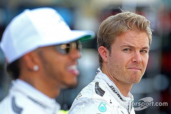 Nico Rosberg Formula 1 tarihinin en ilginç kariyere sahip olan pilotlarından biri. Alman pilot 2016 yılında Mercedes takımıyla takım arkadaşı ve rakibi Lewis Hamilton'ı geride bırakarak şampiyon olmuş. Şampiyon olduğu gibi de pistlere veda etmişti.