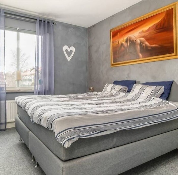 6. В спальне по соседству царит ошеломленная тишина.