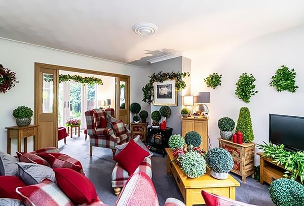 7. По мере того, как зелень в комнате росла и приумножалась, подушки планировали вернуть в свои владения первый этаж во имя всей мягкой мебели.