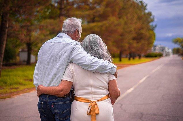 13. Yaşlı ve mutlu evliliğe sahip olan çiftlerin yarısı hala düzenli olarak seks yapıyor.