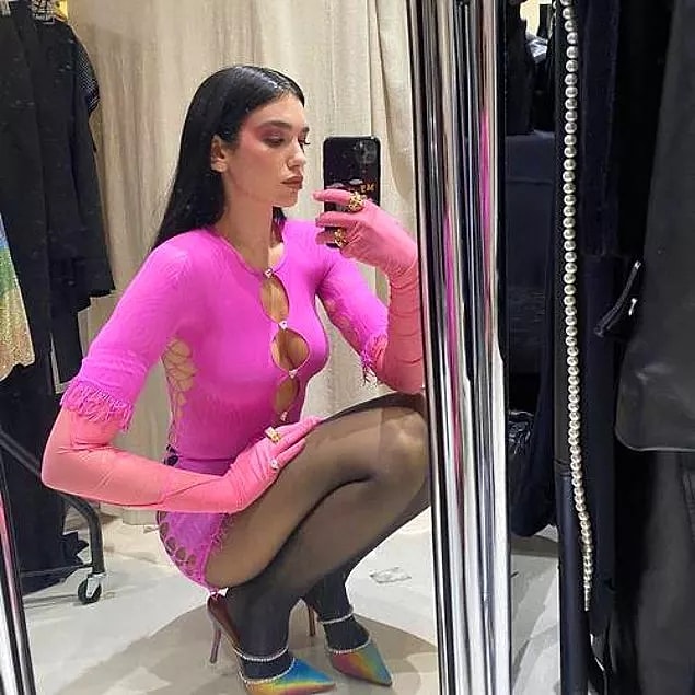7. Tıpkı delikli kıyafetler gibi pencereli kıyafetler de bu yıl moda olan giysiler arasındaydı.
