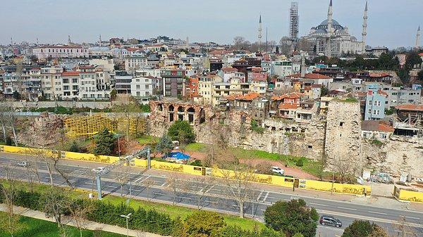 İstanbul Büyükşehir Belediyesi, UNESCO'nun Dünya Mirasları listesinde bulunan 1600 yıllık Bukoleon Sarayı'nın kalıntılarını toprağın altından çıkartmak için çalışmalara başladığını ve kazı ve restorasyon çalışmaları bittikten sonra da sarayın açık hava müzesi olarak açılacağını duyurmuştu.