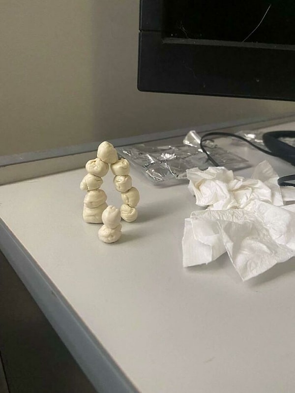 12. Эти пирамидки из использованных жвачек мой парень оставляет по всему дому