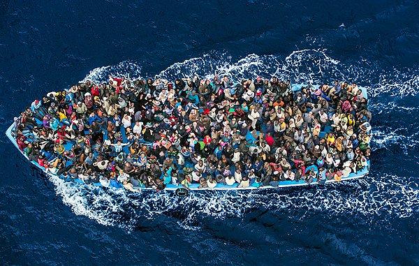 Cansız bedeni bulunan göçmenlerin kimliklerinin henüz tespit edilemediği belirtilirken Libya üzerinden lastik botlarla Akdeniz’e açılan Afrikalılara ait olduğu bilgisi paylaşıldı.