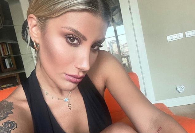 Sivri diliyle bilinen ve yaptığı açıklamalarla ortalığı yakıp yıkan sevgili İrem Derici, geçtiğimiz gün yine sosyal medyayı sallamayı başardı!