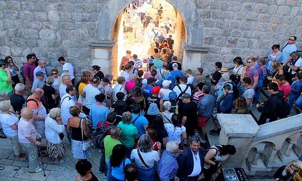 11. "Hırvatistan'ı ziyaret etmeyi düşünüyorsanız Dubrovnik'e gelmeyin bile. Uzaktan çok güzel görünse de içinde kötü kafeler, turist acenteleri ve dar sokaklarda yürümeye çalışan aşırı kalabalık var. En son gittiğimde havada sadece turistlerin selfie çubukları ve kıyıya demirlenmiş gemiler görünüyordu."