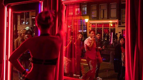 Antik kültürlerden moderniteye kadar kırmızı, güç ve statü sembolü iken; kırmızı elbise, kırmızı gül, kızıl saçlar, kırmızı ruj ve Amsterdam’daki “Red Light District” gibi fenomenler kırmızı rengin tutku ve erotizm çağrışımlarının simgeleri olmuştur.