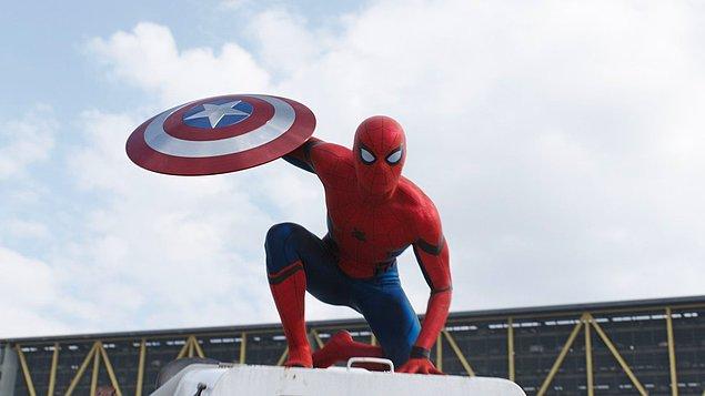 Holland'ın diğer Spiderman filmleri Tony Stark ve Nick Fury gibi bağlantılarına odaklı gelişse de Örümcek Adam aslında stresli bir New York çocuğu olduğunu hatırlıyor.
