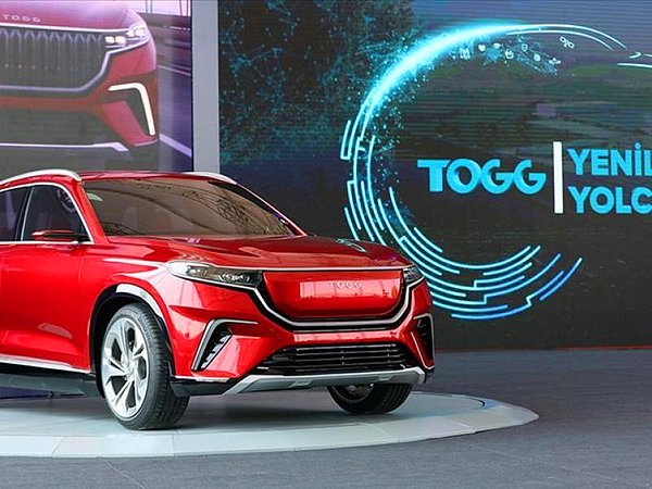 Yapılan basın toplantısında konuşan TOGG CEO'su Gürcan Karakaş, "İlk elektrikli SUV aracımız 2022 sonunda üretim bandından indirilecek. 2023'ün ilk çeyreğinde akıllı cihazlarımızın lansmanına ve satışına başlarız" dedi.