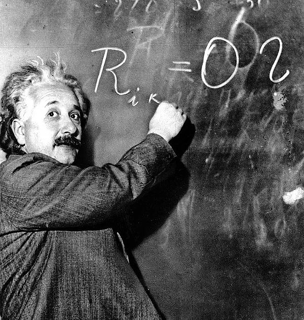 24. Söylenenlerin aksine Einstein eğitim hayatında herhangi bir matematik dersinden kalmamış ve yüksek dereceyle bu dersi geçmiştir.
