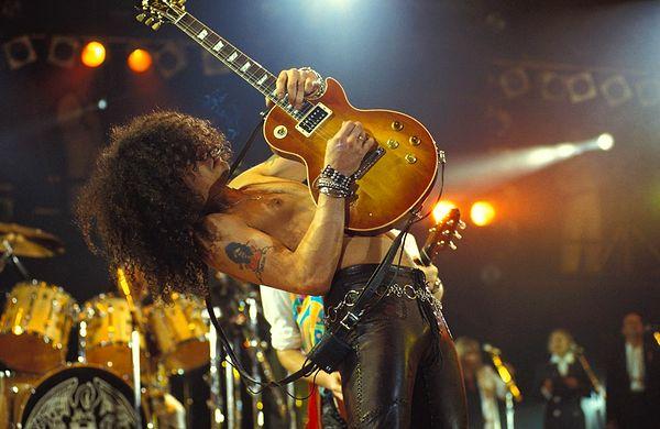 8 yaşında bir çocukken, Guns N' Roses'ın  gitaristi Slash, annesi ve David Bowie'yi yatakta yakalamıştı.