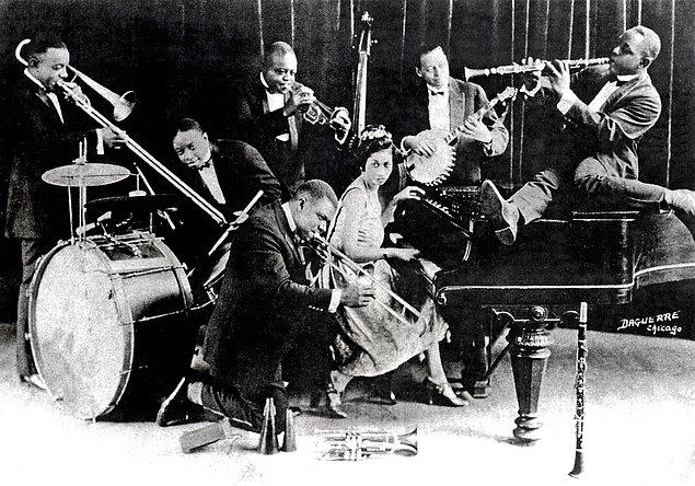 Caz müzik 19. Yüzyılın sonlarında New Orleans’ta “ragtime” müziği olarak başladı.