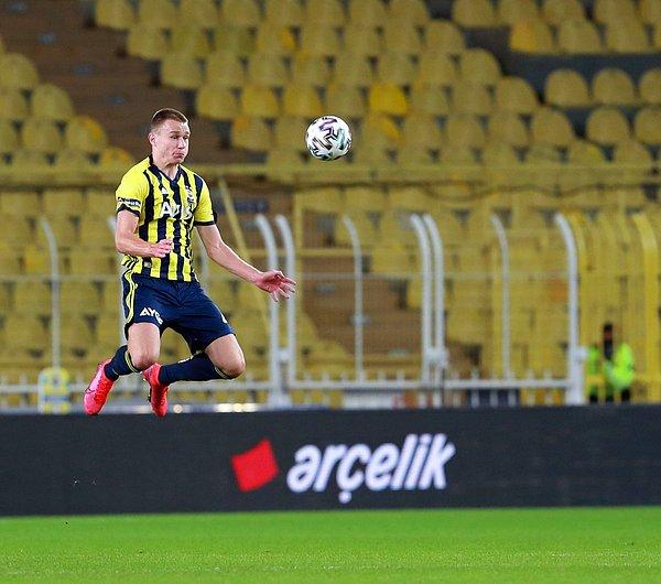 Fenerbahçe forması giyen Szalai'nin maliyetinin 11 milyon euro olacağı belirtilen haberde Macar oyuncunun sol bekte de görev yapabilmesi nedeniyle Milan teknik heyetinin elini rahatlatabileceği vurgulandı.