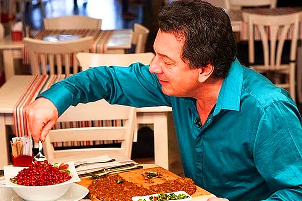 Biliyorsunuz ki bu tartışmaların babası ünlü gurmemiz Vedat Milor. "Menemen soğanlı mı olur soğansız mı?"  tartışmasından, "pirinç mi bulgur mu?" tartışmasına her türlü yemek tartışmasında gözlerimiz artık onu arıyor.