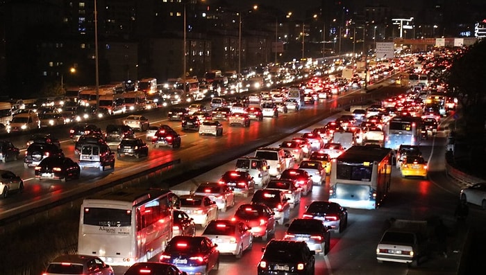 İstanbul'da Trafik Kilitlendi! Yılbaşı Öncesi İstanbul'da Yollar Trafik Yüzünden Felç Oldu!