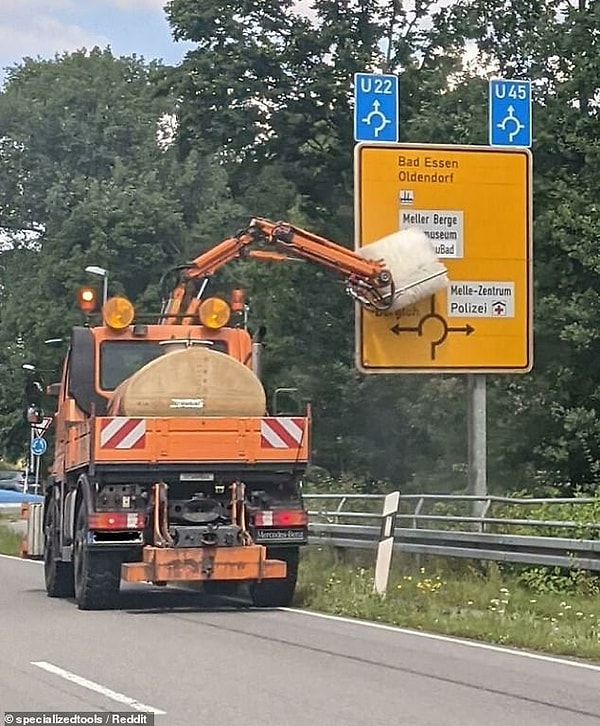 4. Эта специальная машина для уборки помогает следить за тем, чтобы водители могли отчетливо видеть уличные знаки.