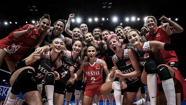Orman yangınlarıyla boğuştuğumuz ve karamsarlığa sürüklendiğimiz bir dönemde, A Milli Kadın Voleybol Takımı'mız sayesinde içimiz umut doldu!